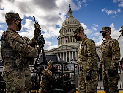 Miembros de la Guardia Nacional de Virginia con rifles M4 y munición real frente al Capitolio, el 17 de enero de 2021.