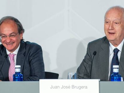 Pere Viñolas (izquierda), consejero delegado de Colonial, y Juan José Brugera, presidente, en la junta de accionistas de 2019 de la inmobiliaria.