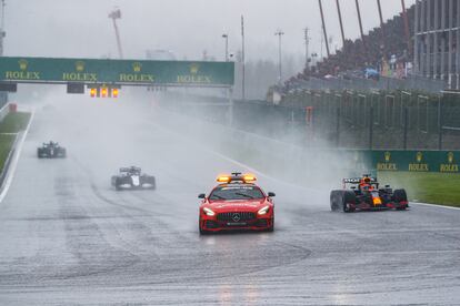 Los pilotos corren por detrás del coche de seguridad durante la carrera de dos vueltas en el GP de Bélgica