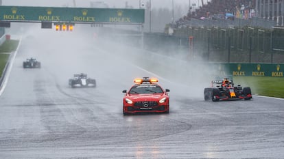 Los pilotos corren por detrás del coche de seguridad durante la carrera de dos vueltas en el GP de Bélgica