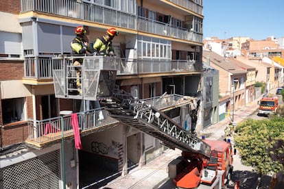 Bomberos de Valladolid trabajan en la zona, este miércoles.