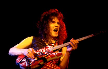 Eddie Van Halen actuando con Van Halen en el Aragon Ballroom de Chicago el 26 de abril de 1979.