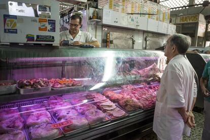 Un hombre pregunta el jueves el precio de la carne en un mercado popular de Caracas.