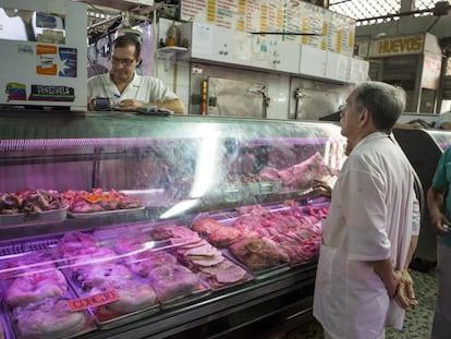 Un hombre pregunta el jueves el precio de la carne en un mercado popular de Caracas.