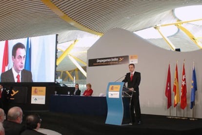 El presidente del Gobierno, José Luis Rodríguez Zapatero, durante su intervención en el acto de inauguración de la nueva terminal de Barajas.