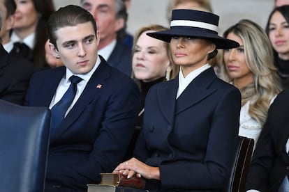 Barron Trump y  Melania Trump escuchan el discurso de Trump, este lunes en el Capitolio.