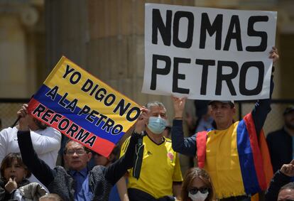 Ciudadanos marchan contra el Gobierno de Gustavo Petro, en Bogotá.