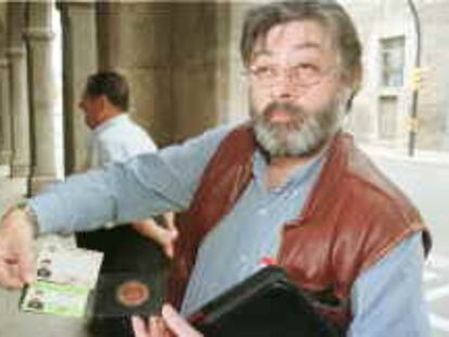 Barcelona, 31/5/00 El Guardia Civíl Carlos Frias , a su llegada al juzgado de Olot, imputado en el caso de secuestro Foto de Pere Durán