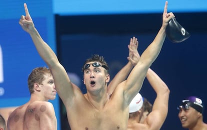 Nathan Adrian celebra la victoria de EE UU en la prueba masculina de relevos de 4x100 metros libres en Budapest en julio en 2017.