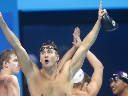 Nathan Adrian celebra la victoria de EE UU en la prueba masculina de relevos de 4x100 metros libres en Budapest en julio en 2017.