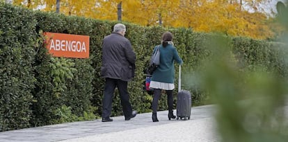 Unas personas entran al centro de Abengoa de Palmas Altas en Sevilla.