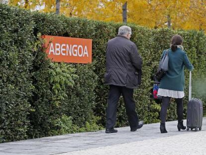 Unas personas entran al centro de Abengoa de Palmas Altas en Sevilla.