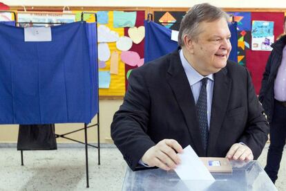 El líder del partido griego Socialista PASOK, Evangelos Venizelos, vota en un centro electoral en Salónica.