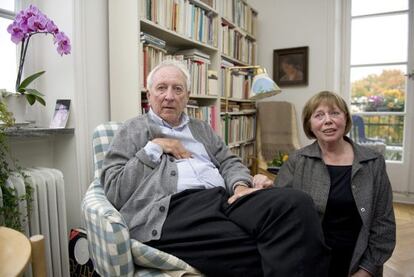 Tomas Transtr&ouml;mer y su esposa, M&oacute;nica, en su casa de Estocolmo tras recibir la noticia del galard&oacute;n.