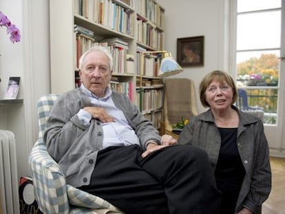 Tomas Transtr&ouml;mer y su esposa, M&oacute;nica, en su casa de Estocolmo tras recibir la noticia del galard&oacute;n.