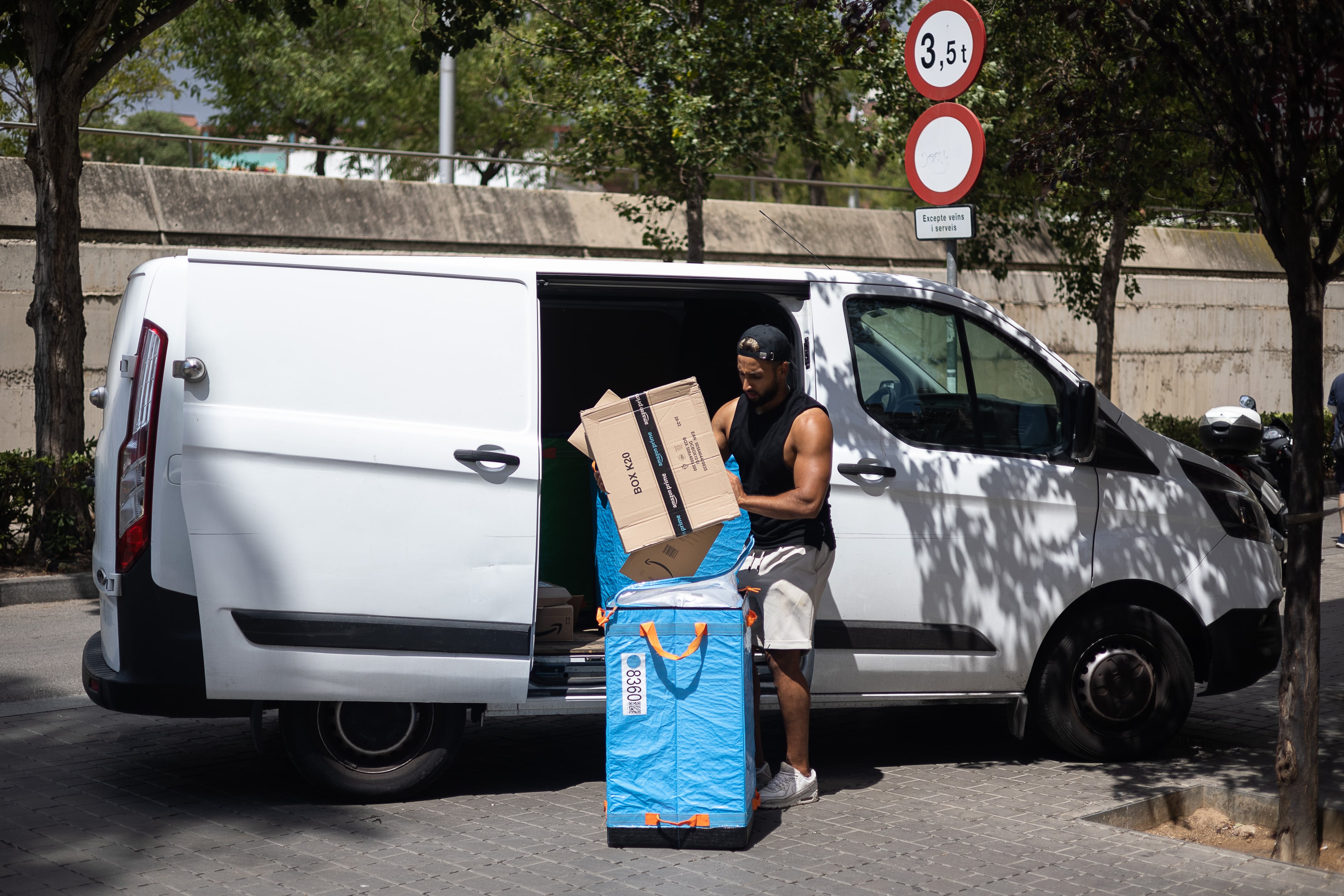 Un repartidor de paquetes en Barcelona, en una imagen de archivo.