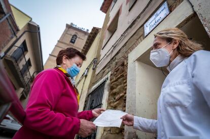 La médica entrega un justificante a Maria Luisa Satué, vecina de Argavieso de 80 años. Hay veces que las visitas de Ana son cortas, para entregar alguna receta o medir la tensión, como en este caso. Pero aunque sea solo para unos minutos, la médica reivindica el derecho de todos los pacientes a una atención médica de calidad. “Para nosotros, la visita del médico lo es todo. Y con Ana estamos encantadas”, cuenta Maria Luisa, que ha acudido a la consulta acompañada de su cuñada Gloria.