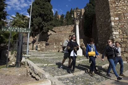 Andalucía especialmente, pero también Madrid, Comunidad Valenciana y Cataluña, son las comunidades favoritas para el turismo doméstico. En la imagen, varios turistas en la Alcazaba.