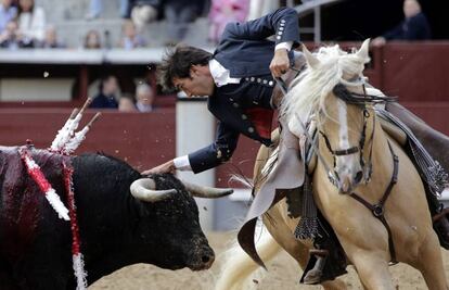 El rejoneador Sergio Galán en su faena al primero con toros de la ganadería Benítez Cubero.