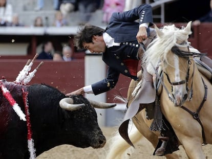  El rejoneador Sergio Gal&aacute;n en su faena al primero con toros de la ganader&iacute;a Ben&iacute;tez Cubero.