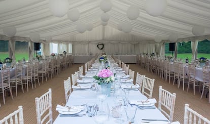 The couple were facing empty plates on their wedding day.