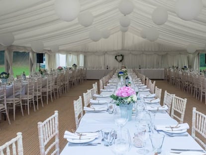 The couple were facing empty plates on their wedding day.