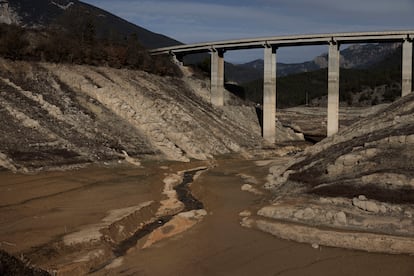 En la imagen, el cauce del río Cardener que confluye en el embalse de la Llosa del Cavall (Lleida).