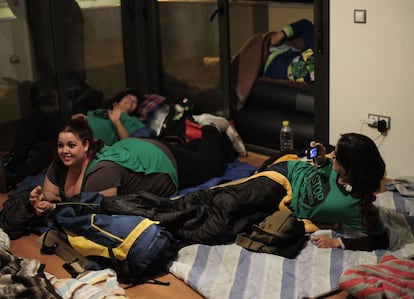 Activistas durmiendo en el interior del edificio.