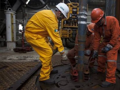 Trabajadores de Pemex en una plataforma en el Golfo.