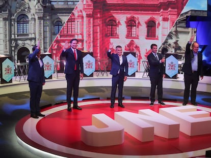 Candidatos presidenciais do Peru durante um debate televisivo em 31 de março, em Lima.