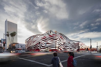 El nuevo museo Petersen del Automóvil (petersen.org) de Los Ángeles (EE UU) es un proyecto de renovación que mantuvo el esqueleto del museo anterior abierto en 1994. El elemento clave del proyecto es la nueva fachada, con la que se quería, según los arquitectos, conseguir el máximo impacto visual con la mínima intervención. El color rojo se asocia con la velocidad, mientras que los ribetes ondulados de acero evocan un paisaje que se refleja distorsionado sobre el cuerpo de un coche, según describe el proyecto la memoria del estudio Kohn Pedersen Fox (www.kpf.com). El diseño busca “sugerir velocidad, aerodinámica y el movimiento del aire”. Según A. Eugene Kohn, uno de los fundadores del estudio, “mientras los demás museos del barrio son caballeros con corbata negra, éste es una bailarina”. El nuevo edificio se inauguró en diciembre de 2015.