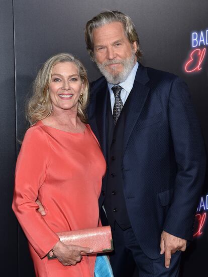 Jeff Bridges. 50 años de amor celebrarán en unos meses el ganador del Oscar y Susan Geston. Los dos se conocieron en 1975, cuando él rodaba la película 'Rancho Deluxe' en un valle del parque de Yellowstone. El actor asegura que no podía “apartar sus ojos” de esa preciosa camarera y, aunque el flechazo fue tan inmediato que no dudó en pedirle salir, ella se resistió. Pese a la negativa inicial, volvieron a encontrarse en la fiesta de final de rodaje y se han mantenido juntos hasta el día de hoy, alzándose como uno de los matrimonios más longevos de Hollywood. Tienen tres hijos en común.