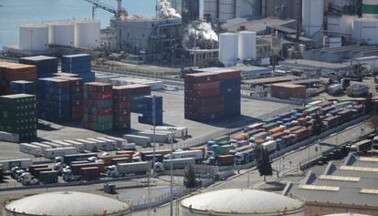 Camions aturats al Port de Barcelona, aquest dimecres.