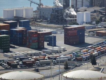 Camions aturats al Port de Barcelona, aquest dimecres.