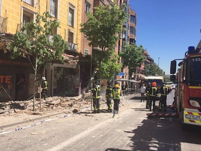 Desalojado el edificio del que se ha desprendido una cornisa y que ha causado tres heridos