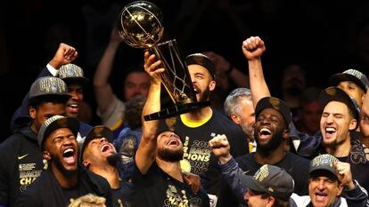 Stephen Curry levanta o troféu