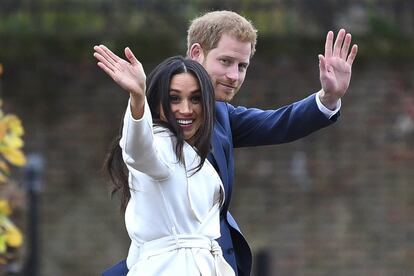 Enique de Inglaterra y Meghan Markle saludan tras su primer posado oficial ante los medios de comunicación.