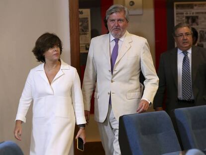 La vicepresidenta del Govern, Sáenz de Santamaría, el ministre de Cultura i portaveu, Méndez de Vigo (centre) i el titular d'Interior, Zoido, després d'una reunió del Consell de Ministres.