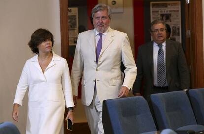 La vicepresidenta del Govern, Sáenz de Santamaría, el ministre de Cultura i portaveu, Méndez de Vigo (centre) i el titular d'Interior, Zoido, després d'una reunió del Consell de Ministres.