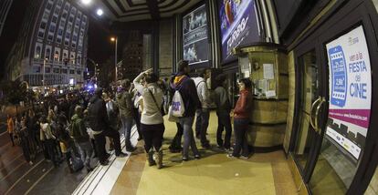 Colas en una sala de Madrid durante la Fiesta del Cine