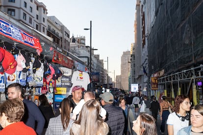 
Viandantes por la Gran Vía. 
