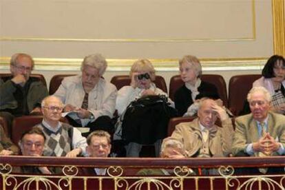 Una representación de exiliados durante la Guerra Civil siguen en directo la aprobación en el Congreso del incremento.