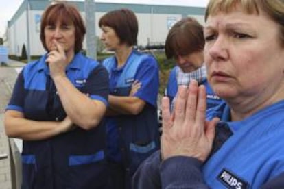 Trabajadores de la planta de Philips en Turnhout tras un encuentro de la asamblea en la planta Philips en Turnhout, Bélgica, hoy lunes.
