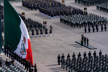 El presidente de México, Andrés Manuel López Obrador, ha dedicado el desfile de este año a la Guardia Nacional y a los funcionarios de seguridad pública, en medio de la polémica que ha causado la militarización de este cuerpo de seguridad. En la imagen, López Obrador hace el pase de revista militar y saluda a la bandera, en Ciudad de México, el 16 de septiembre de 2022. 