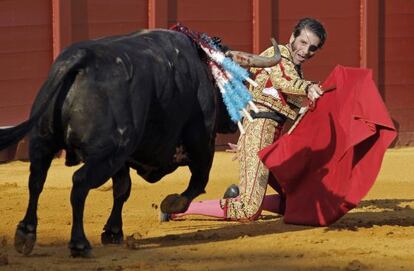 El torero Juan Jos&eacute; Padilla en la faena con la muleta a su primer toro, de la ganader&iacute;a de Torrestrella, en la quinta corrida de toros de la Feria de Abril.
 