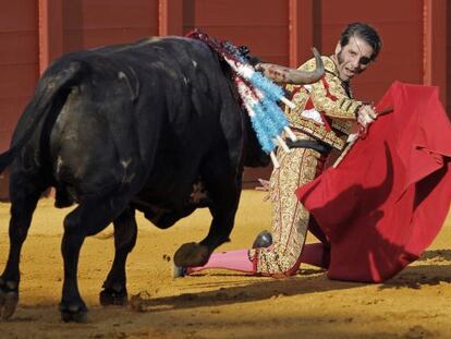 El torero Juan Jos&eacute; Padilla en la faena con la muleta a su primer toro, de la ganader&iacute;a de Torrestrella, en la quinta corrida de toros de la Feria de Abril.
 