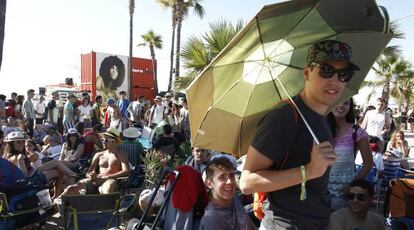 Asistentes al festival Arenal Sound, este martes en la playa de Burriana.