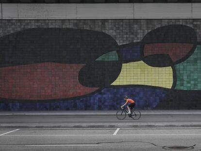 Un ciclista per la T-2 de l'aeroport del Prat, deserta.