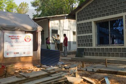 Algunos edificios públicos tan básicos como clínicas continúan en construcción. Los trabajadores del centro médico de Themrang (Sindhupalchok), Atma Ram Dhital y Sunita Giri, no creen que el gobierno empiece la rehabilitación del país hasta 2017.