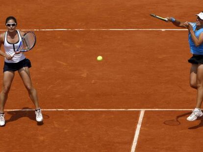 Virginia Ruano y Anabel Medina durante la semifinal de dobles femenina de Roland Garros en 2009